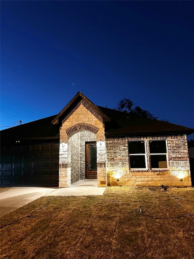 view of front facade featuring a garage