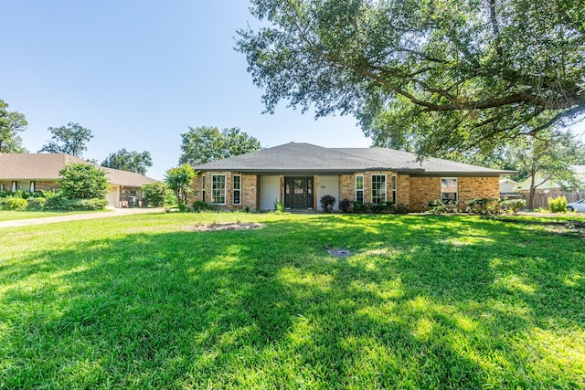 ranch-style house featuring a front yard