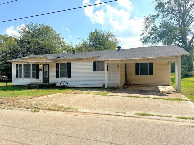 single story home with a front yard