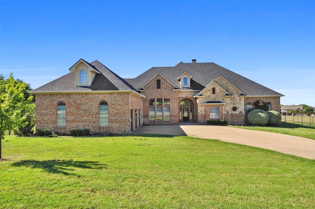 view of front of property featuring a front lawn