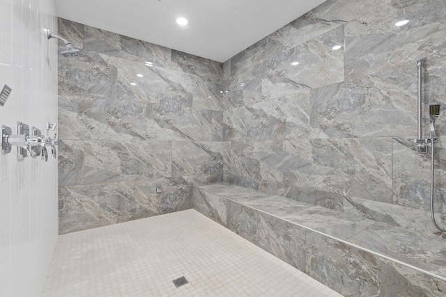 bathroom featuring a tile shower