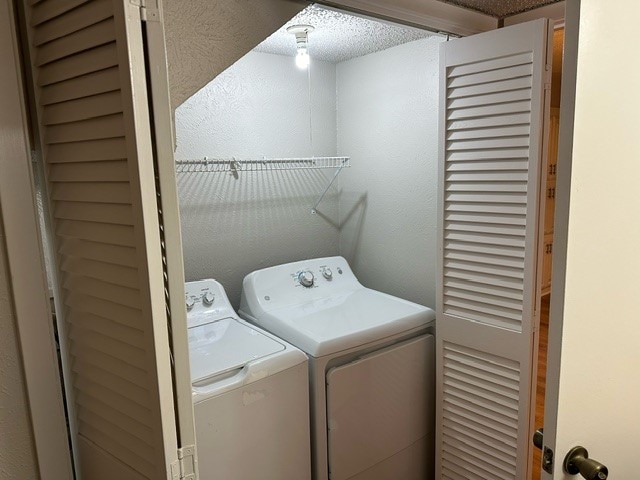 laundry room featuring a textured ceiling and independent washer and dryer