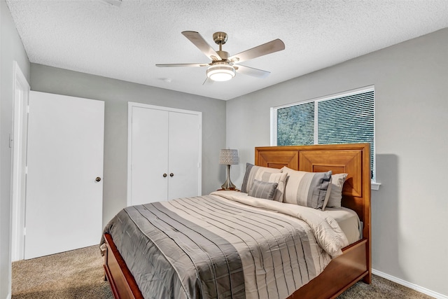 bedroom featuring ceiling fan, a textured ceiling, a closet, and carpet