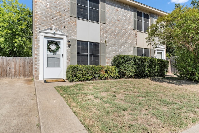 property entrance featuring a yard