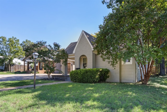 view of front facade featuring a front lawn