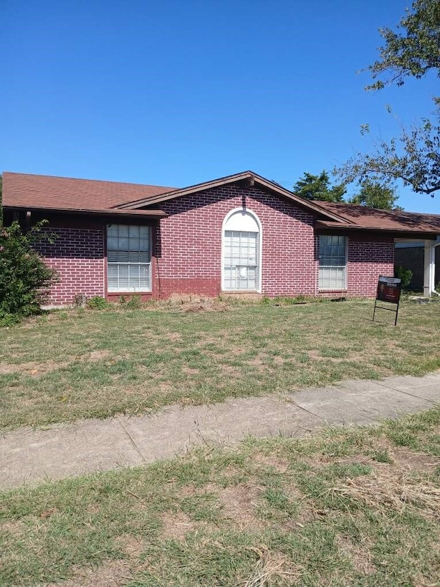 view of front facade featuring a front lawn