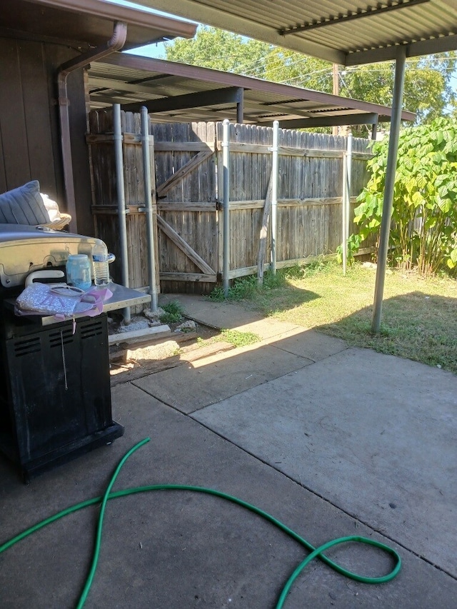 11231 Pelican Dr, Dallas, TX 75238 - view of patio featuring a gate