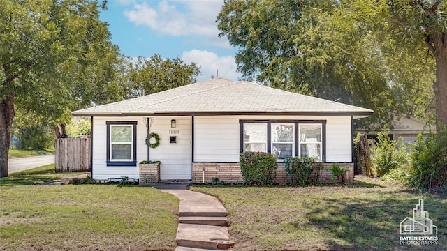 view of front facade featuring a front yard