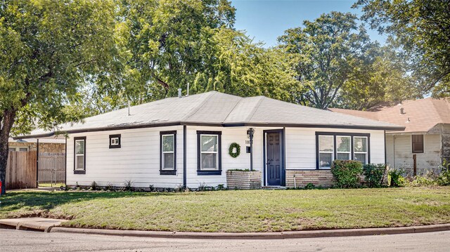 ranch-style house featuring a front lawn