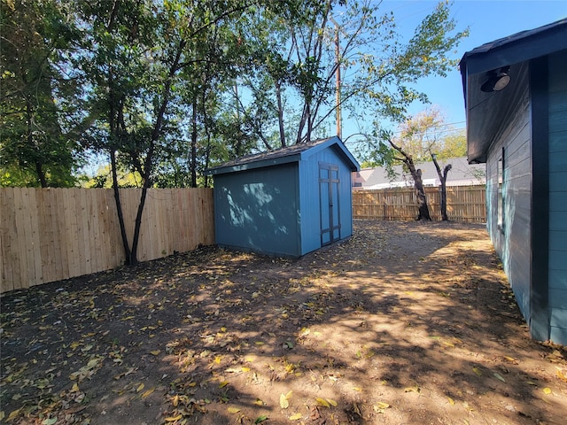 view of yard with a storage shed