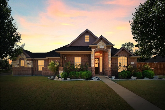 view of front of property featuring a lawn