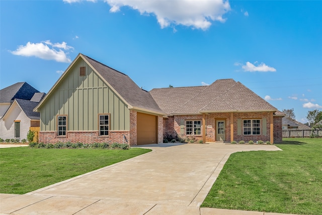 view of front facade featuring a front yard