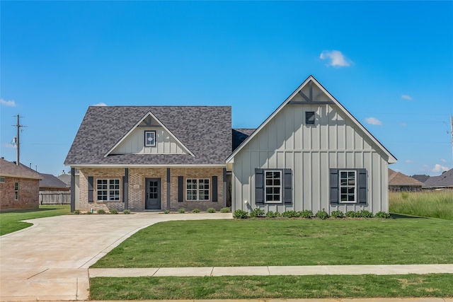 view of front of property featuring a front lawn