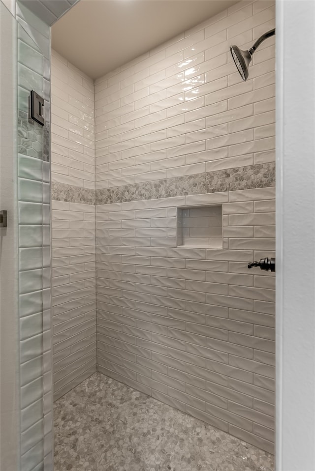 bathroom featuring a tile shower