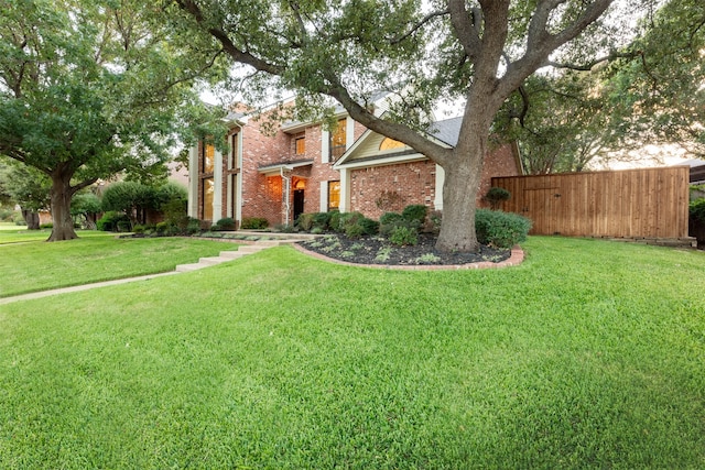 view of front of property featuring a front yard