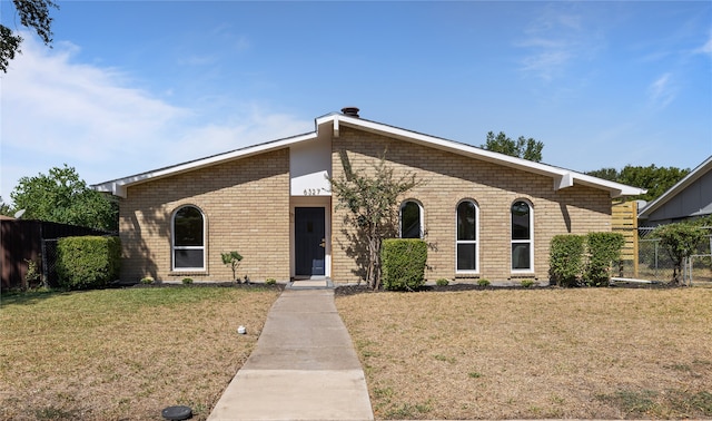 view of front of home with a front lawn