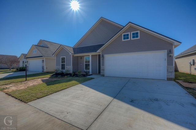 view of front facade featuring a garage and a front yard