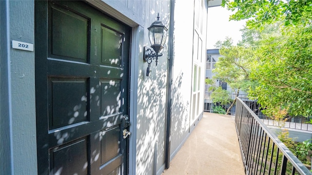 property entrance featuring a balcony