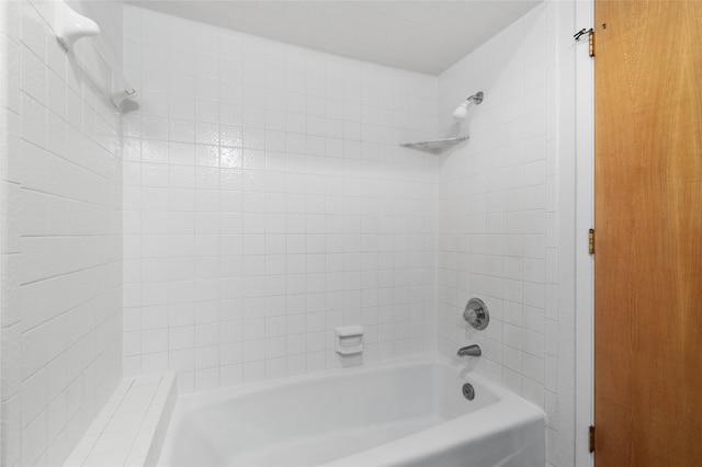 bathroom featuring tiled shower / bath combo