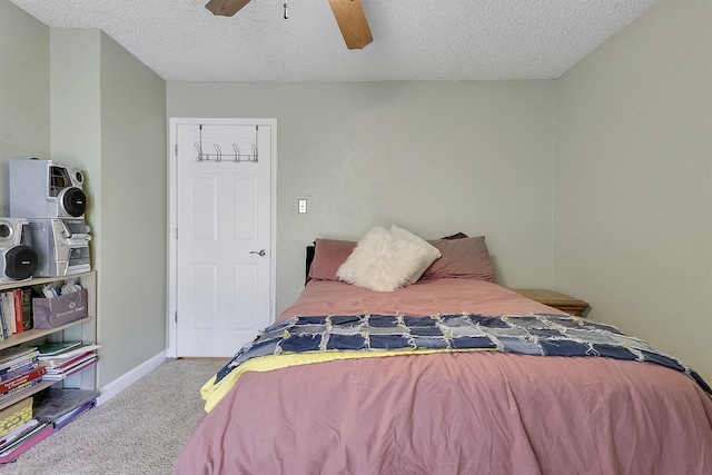 bedroom featuring carpet floors, a textured ceiling, and ceiling fan