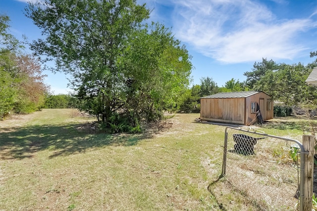 view of yard with a storage unit