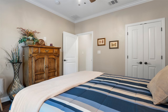 bedroom featuring hardwood / wood-style flooring, a closet, crown molding, and ceiling fan