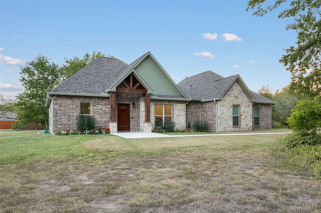 view of front of property with a front yard