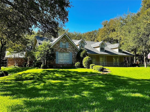 view of front of property featuring a front yard