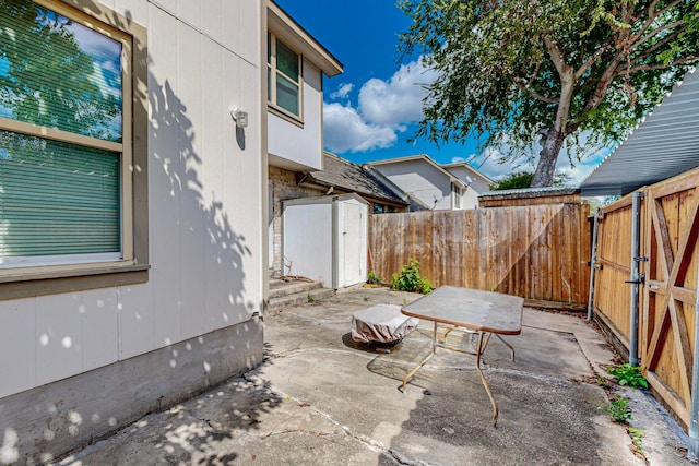 13818 Methuen Green Ln, Dallas, TX 75240 - view of patio featuring a fenced backyard, an outdoor structure, and a shed