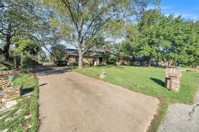 view of front of property featuring a front yard