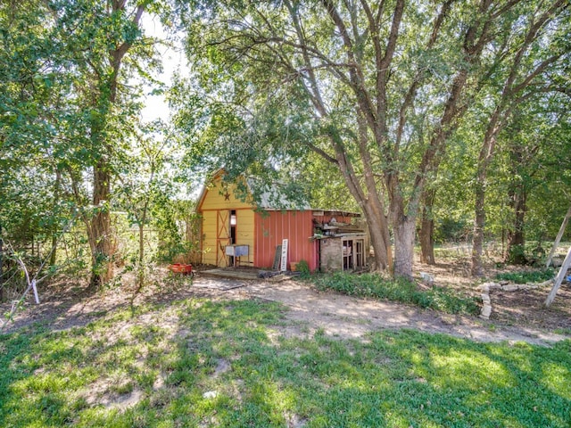 view of yard featuring an outbuilding