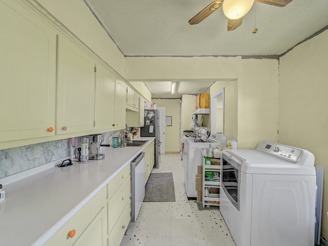 laundry room with a textured ceiling, independent washer and dryer, sink, and ceiling fan