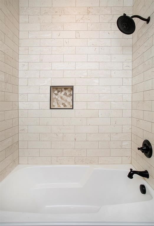 bathroom with tiled shower / bath