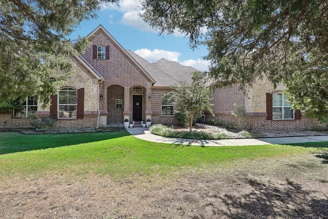 view of front facade with a front lawn