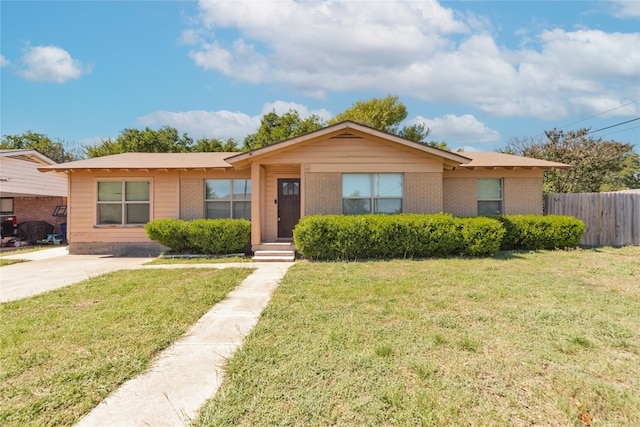 ranch-style home featuring a front lawn