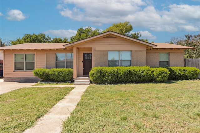 ranch-style house featuring a front yard