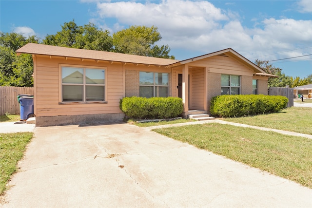 ranch-style home featuring a front lawn