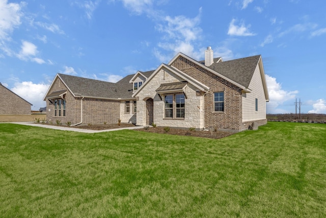 view of front of property with a front lawn