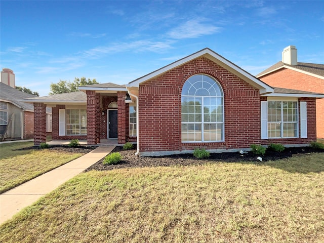 view of front of property featuring a front lawn