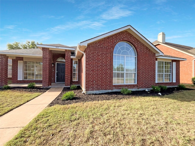 view of front of property featuring a front yard