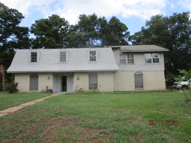 view of front of property featuring a front yard