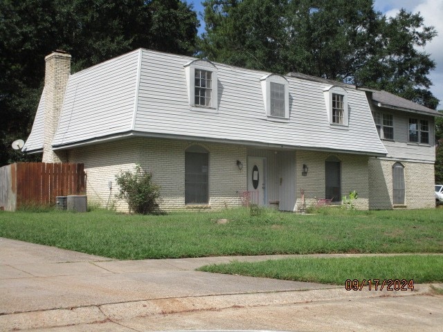 view of front of home with a front yard