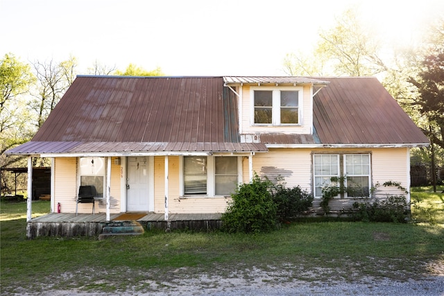 view of front of home with a front lawn