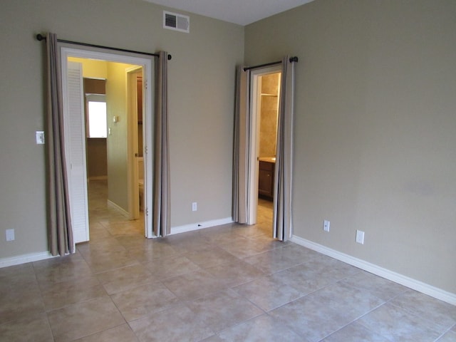 empty room featuring light tile patterned flooring