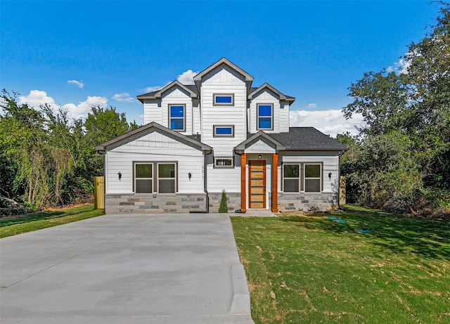 view of front of house featuring a front lawn