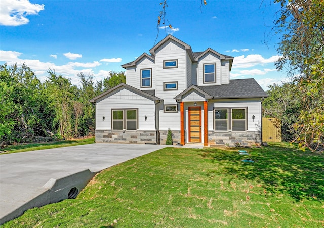 view of front of property featuring a front lawn