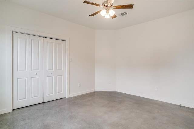 unfurnished bedroom featuring ceiling fan and a closet