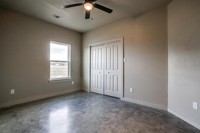 unfurnished bedroom with ceiling fan and a closet