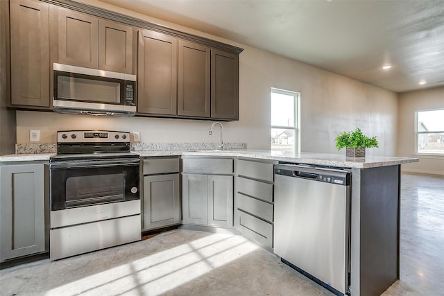 kitchen featuring sink, appliances with stainless steel finishes, and kitchen peninsula