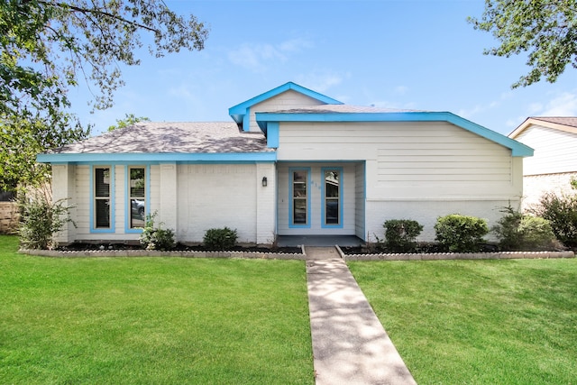 single story home featuring a front yard